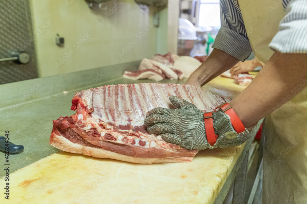 Schweinefleisch schneiden beim Metzger