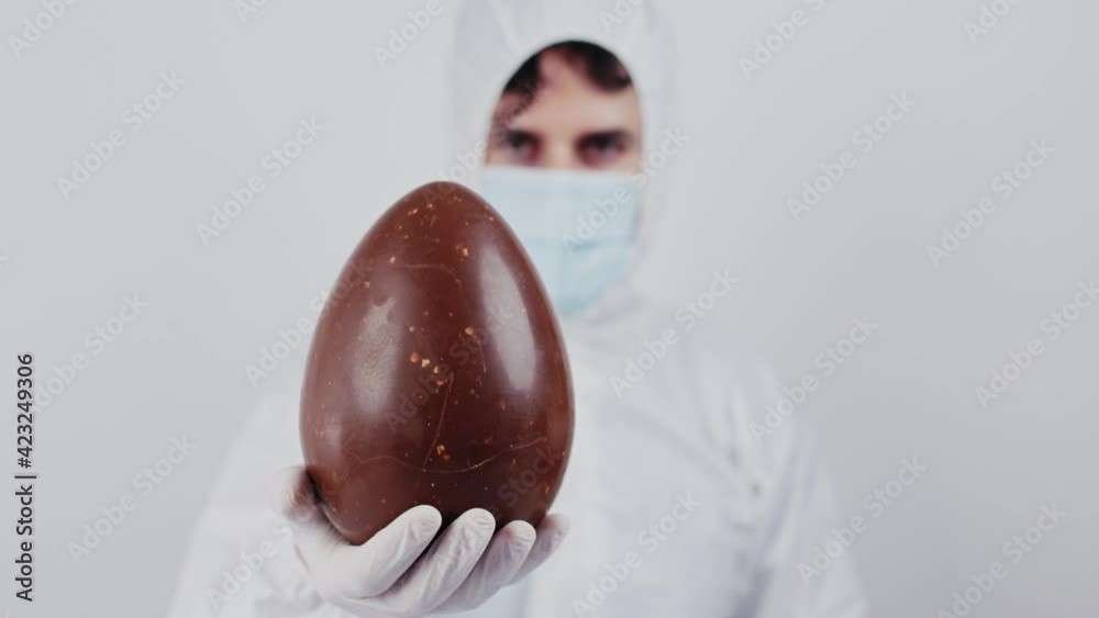 Medico con Uovo di pasqua ai tempi del covid coronavirus
