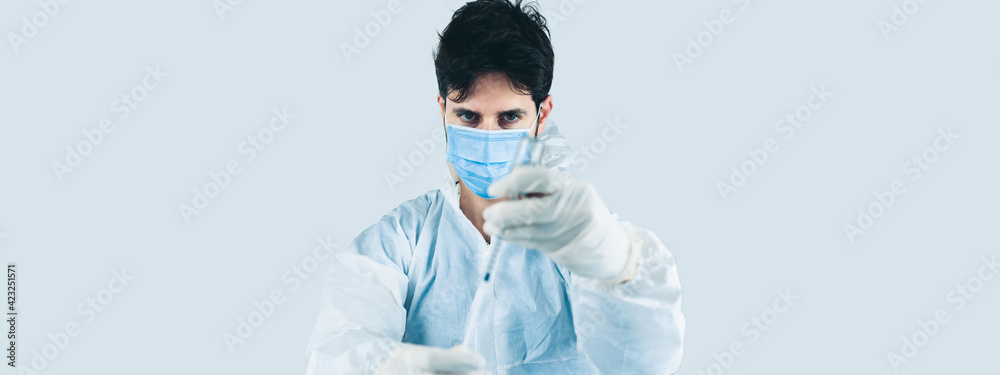 Giovane medico sta imparando a fare il vaccino