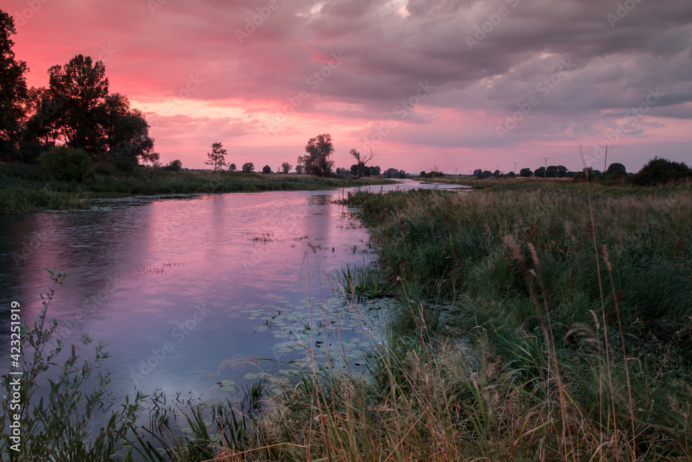 Naklejka premium sunset over the lake