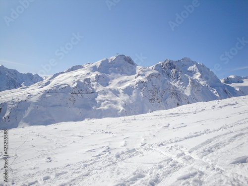 Winterlandschaft mit Blick auf den Berg Gaislochkogel mit Schnee und blauem Himmel im Skigebiet Sölden, Ötztal, Österreich © GrebnerFotografie