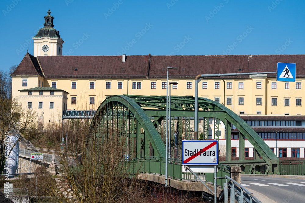 Fototapeta premium Stadl Paura Ortsende im Hintergrund Lambach