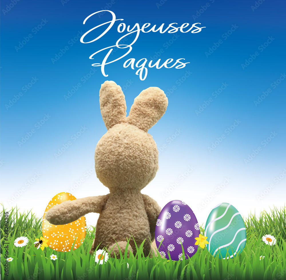 carte ou bandeau sur Joyeuses Pâques en blanc avec un lapin en peluche de dos et à coté 3 oeufs décorés  posés sur l'herbe sur un fond bleu et blanc en dégradé
