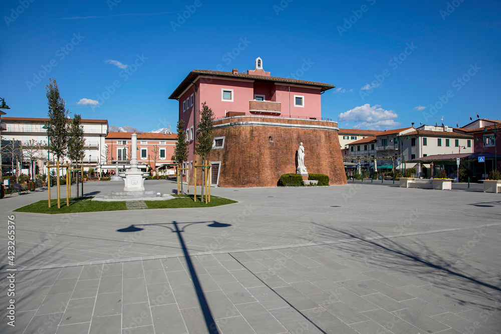 Forte dei Marmi, Toscana: la centrale piazza Garibaldi con il forte Lorense, detto 