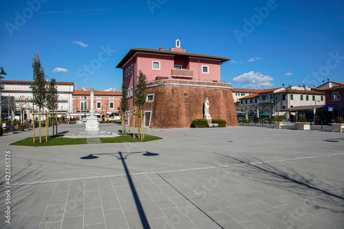 Forte dei Marmi, Toscana: la centrale piazza Garibaldi con il forte Lorense, detto "Fortino", è il simbolo della città.
