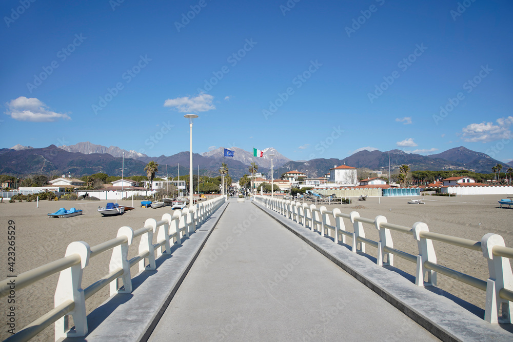 Obraz premium Forte dei Marmi, Toscana: il Pontile e le Alpi Apuane sullo sfondo 