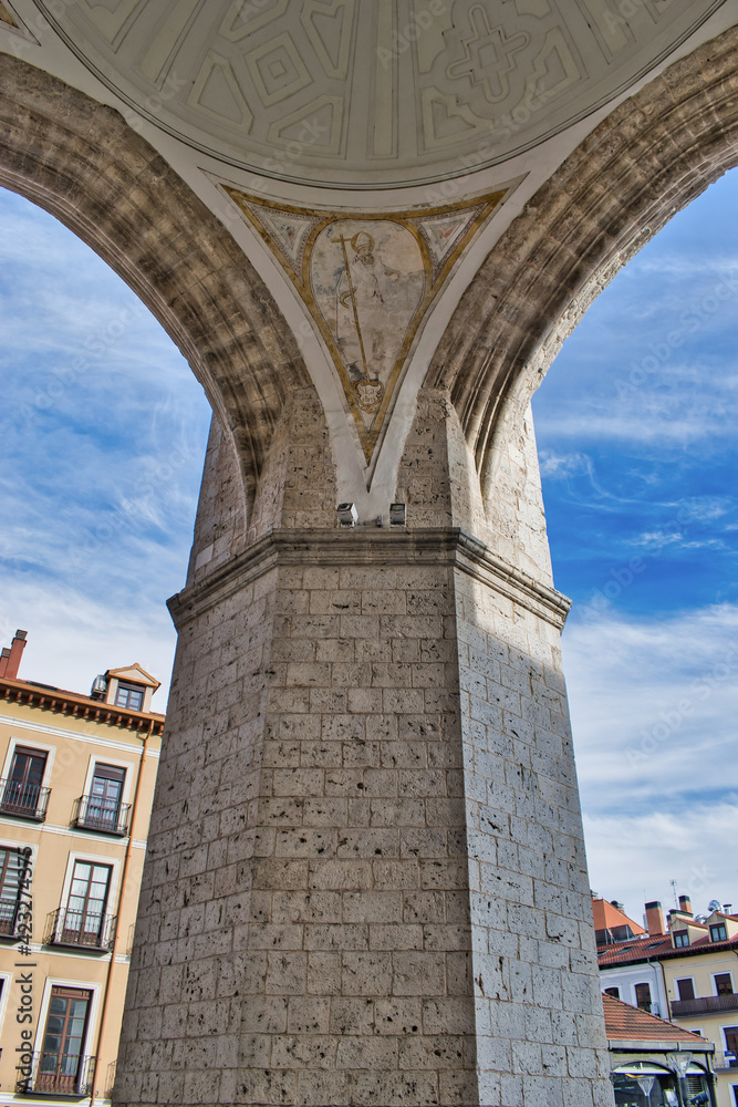 Grueso pilar y columna exterior en la iglesia monasterio de San Benito el real siglo XVI en Valladolid
