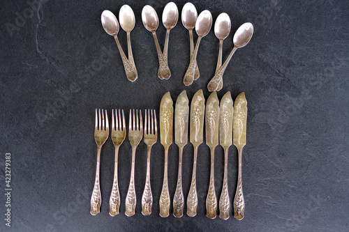 Silberbesteck mit Fischmessern, Gabeln, Löffeln