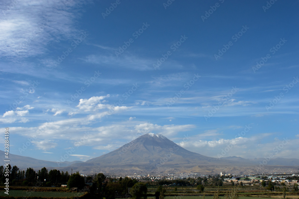 Naklejka premium Volcan cielo despejado