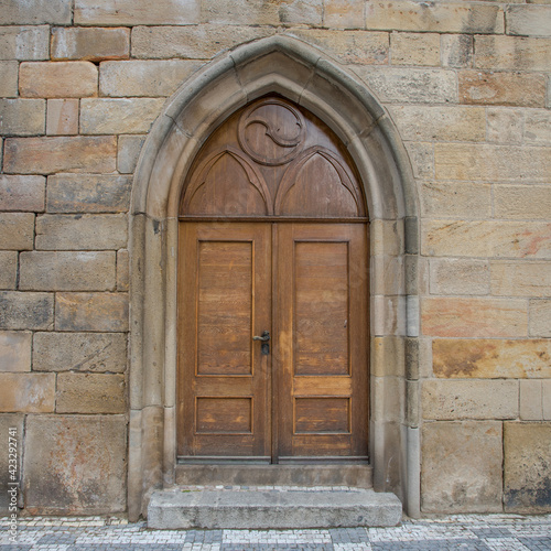 Tableau sur toile old wooden door in wall - charles bridge, prague