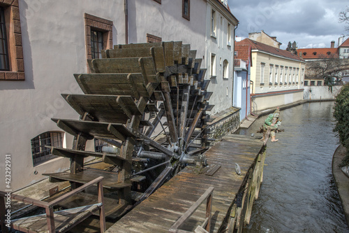 Foto canal and mill wheel at Charles Bridge - Čertovka