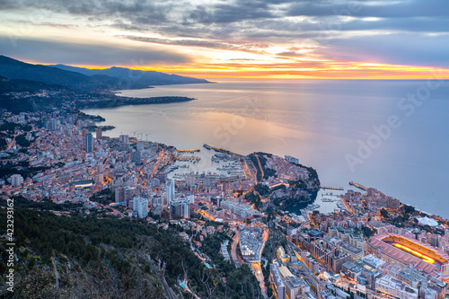 Vue aérienne de la ville de Monaco au lever du soleil