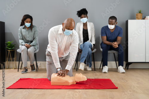 Obraz na płótnie CPR First Aid Training With Paramedic Instructor