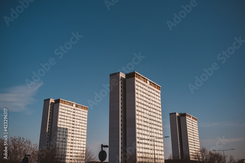 Φωτογραφία Three old council apartment blocks on sunny evening