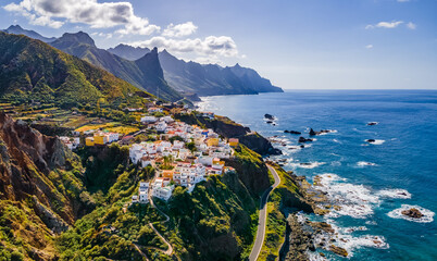 Sierkussen Canarische Eilanden Kustdorp landschap op Tenerife  © Balate Dorin