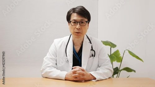 カメラに向かって話しかけている医師