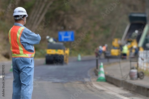 道路工事を管理する現場監督 