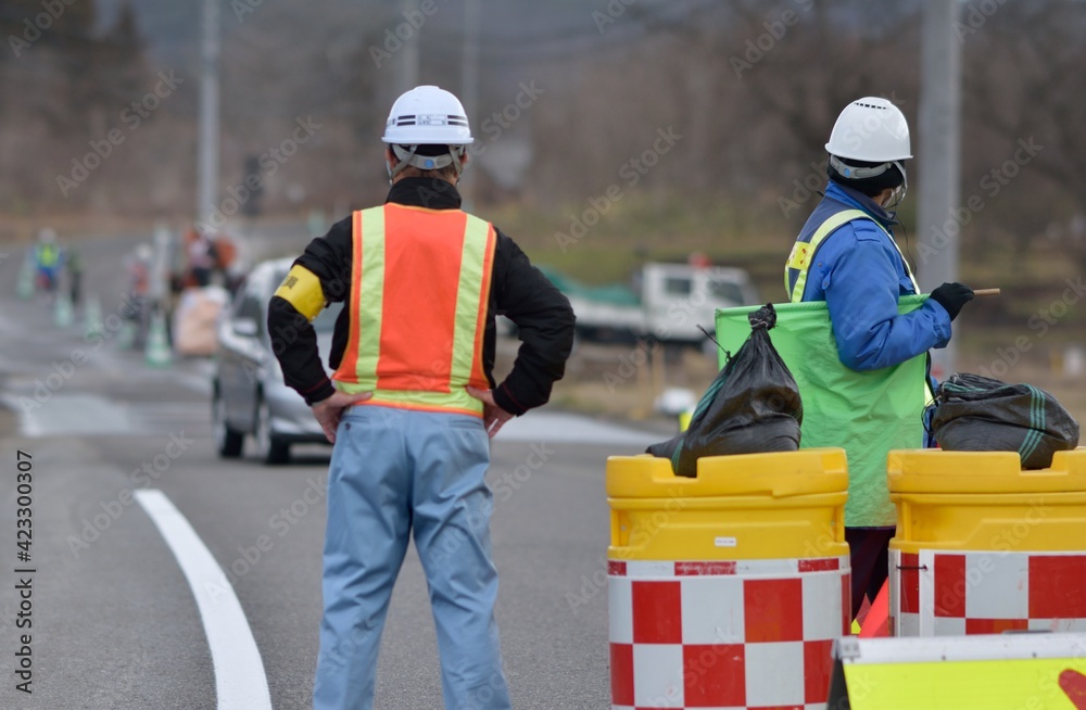 Fototapeta premium 道路工事を管理する現場監督 