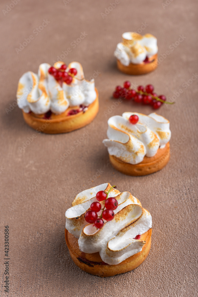 Tarts with red currant and Italian meringue Tarts with red currant and Italian meringue