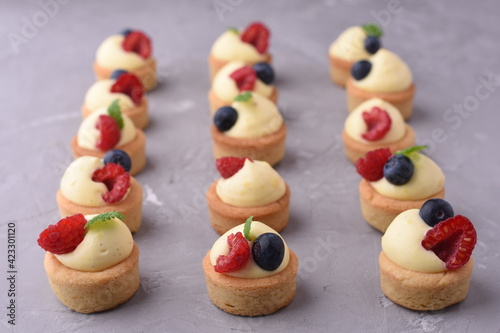 Obraz na plátně Sablés - French butter biscuits with vanilla cream and fresh berries in petit fo