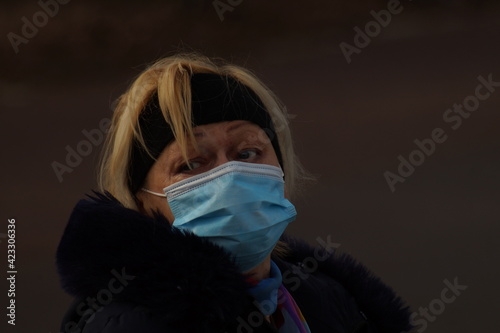 czas pandemii izolacja samotna kobieta w masce grypa wokół nas