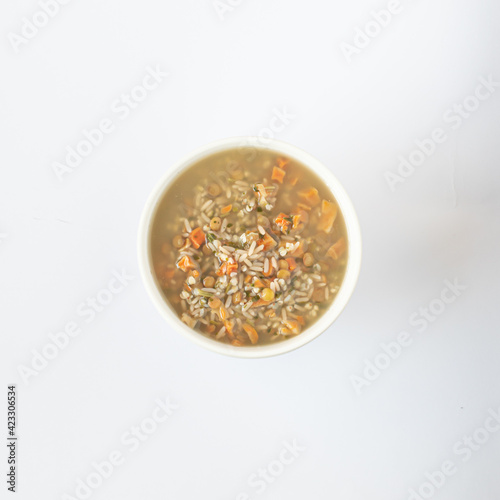 sopa de arroz y vegetales