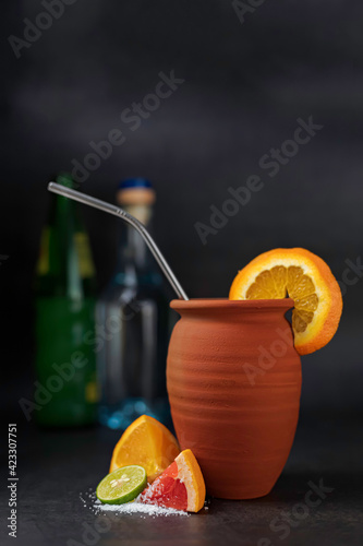 Cantarito, bebida mexicana del estado de Jalisco, elaborada a base de tequila y refresco de toronja, frutas cítricas, hielo y sal dentro de un recipiente de barro llamado cántaro. 