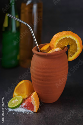 Cantarito, bebida mexicana del estado de Jalisco, elaborada a base de tequila y refresco de toronja, frutas cítricas, hielo y sal dentro de un recipiente de barro llamado cántaro. 