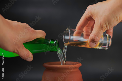 Cantarito, bebida mexicana del estado de Jalisco, elaborada a base de tequila y refresco de toronja, frutas cítricas, hielo y sal dentro de un recipiente de barro llamado cántaro. 