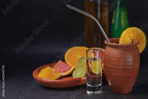 Cantarito, bebida mexicana del estado de Jalisco, elaborada a base de tequila y refresco de toronja, frutas cítricas, hielo y sal dentro de un recipiente de barro llamado cántaro. 