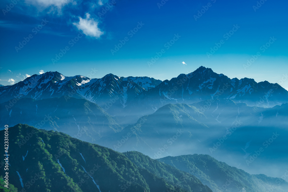 北アルプス唐松岳から、快晴の劔岳と立山連峰を望む