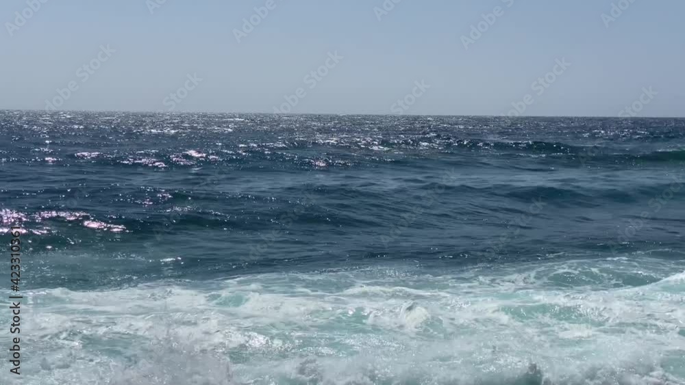 Wellen an Steinküste Gran Canaria im Frühjahr