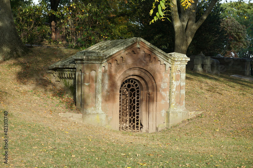 Photo Old tomb mausoleum