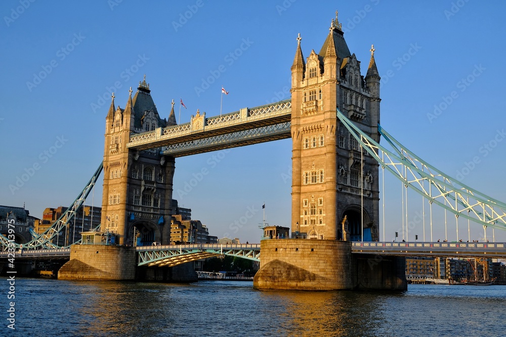 Fototapeta premium The beautiful tower bridge of London with a blue sky in the background