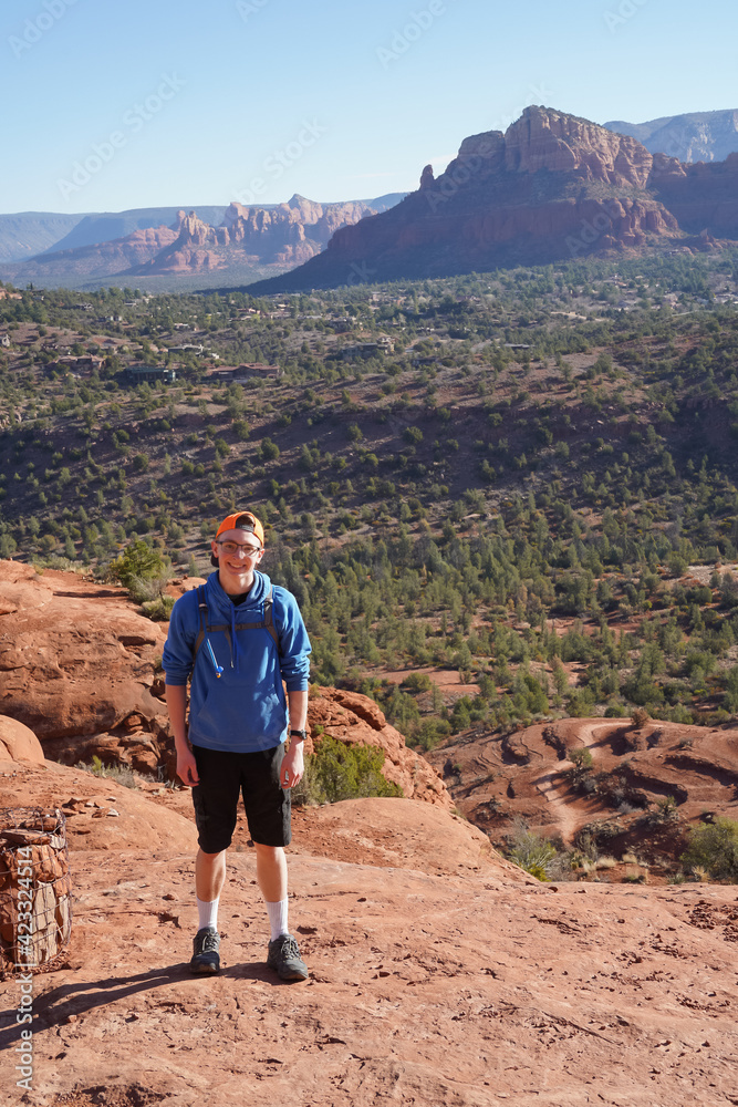 Fototapeta premium boy on the edge of a canyon