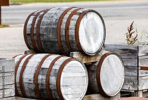 Canvas Print trio de barils décoratifs sur le terrain d'une brasserie en ville en été