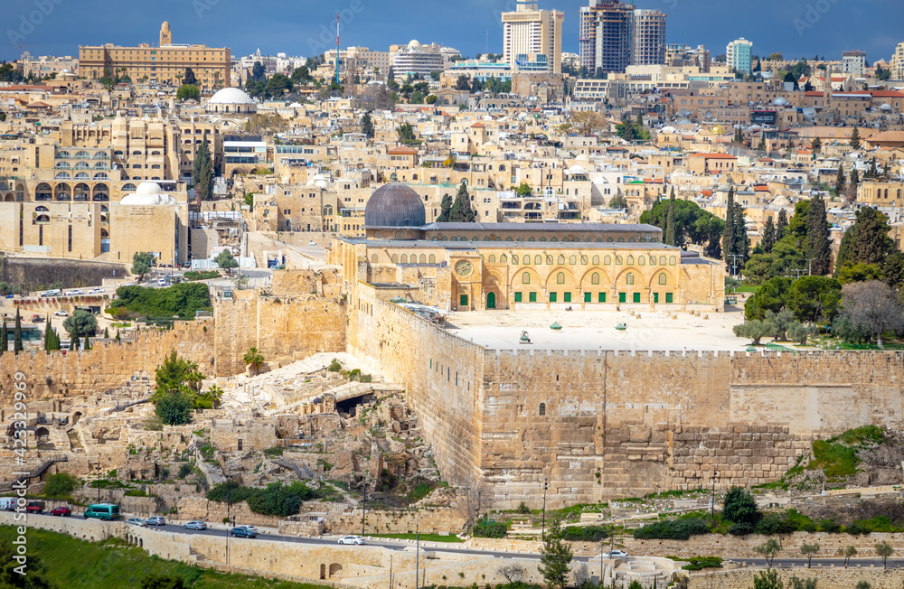 The Old city, Jerusalem. The Dome of the rock mosque in Jerusalem, the wall of the Old city, Jerusalém Israel March 2021 