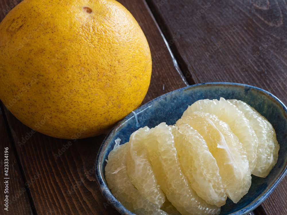 柑橘系の果物、文旦。新鮮でジューシーな果実。 Stock Photo | Adobe Stock