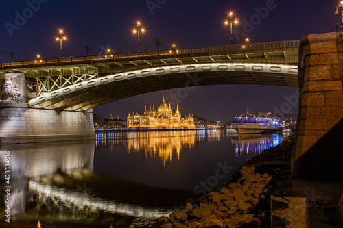 Night Budapest, Margit Bridge over the Danube River, reflection of night lights on the water © ArturSniezhyn