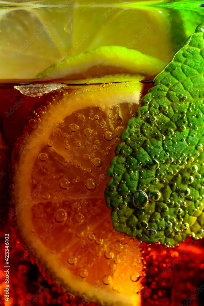 Carbonated drink with mint and lime slices. - obrazy, fototapety, plakaty 