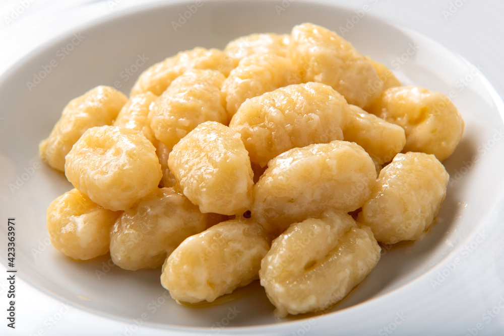 Piatto di deliziosi gnocchi di patate con burro e formaggio, Cucina Italiana Piatto di deliziosi gnocchi di patate con burro e formaggio, Cucina Italiana