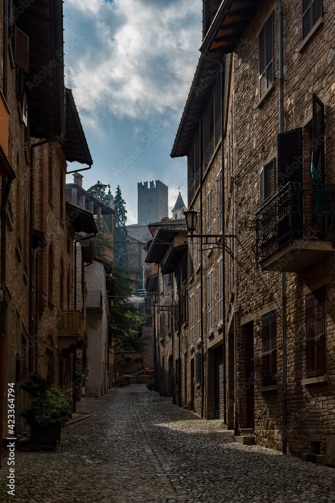 Straße in der Altstadt von Castell'Arquato in der Emilia-Romagna in Italien 