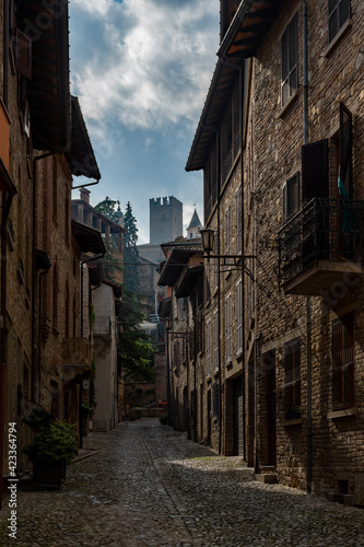 Straße in der Altstadt von Castell'Arquato in der Emilia-Romagna in Italien  © Lapping Pictures