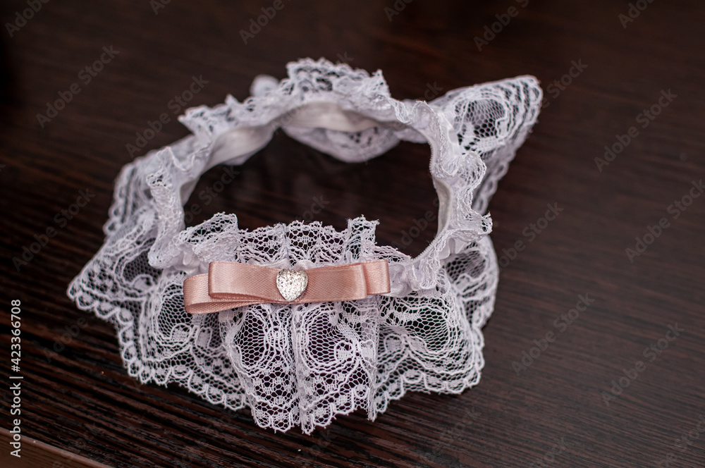 Obraz premium Bride garter on brown background