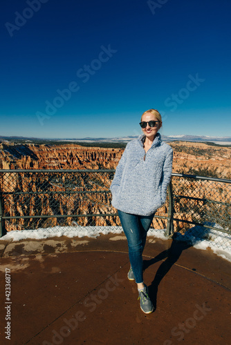 Fotografia, Obraz girl traveler on viewpoint in Bryce Canyon National Park in Utah