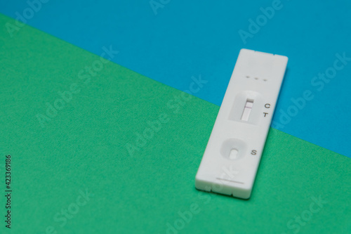Φωτογραφία COVID-19 rapid test kit is a qualitative lateral flow immunochromatographic assa