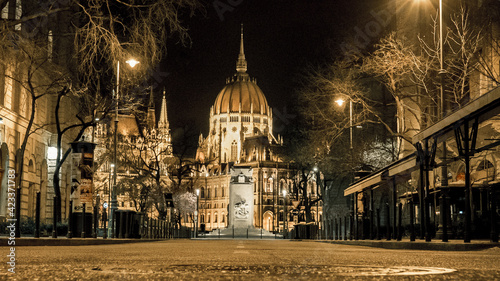 Hungarin Parliament Building at Night © Tito Slack
