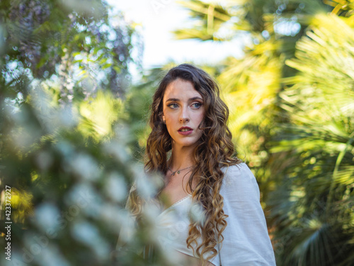 Mujer disfrutando de la primavera