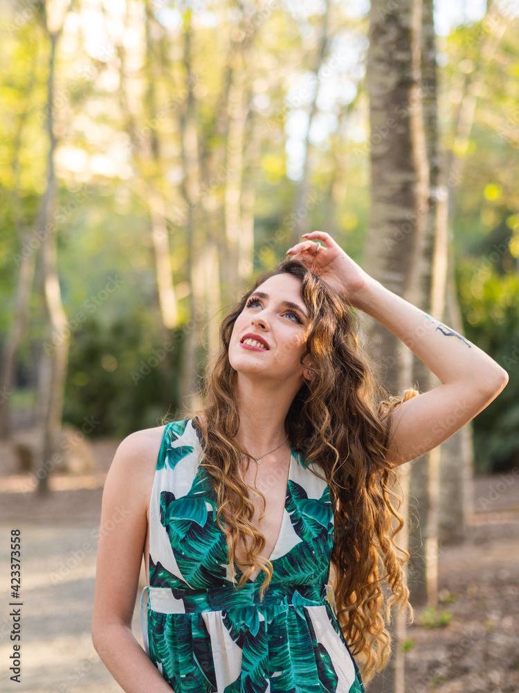 Mujer joven disfrutando de la naturaleza Mujer joven disfrutando de la naturaleza