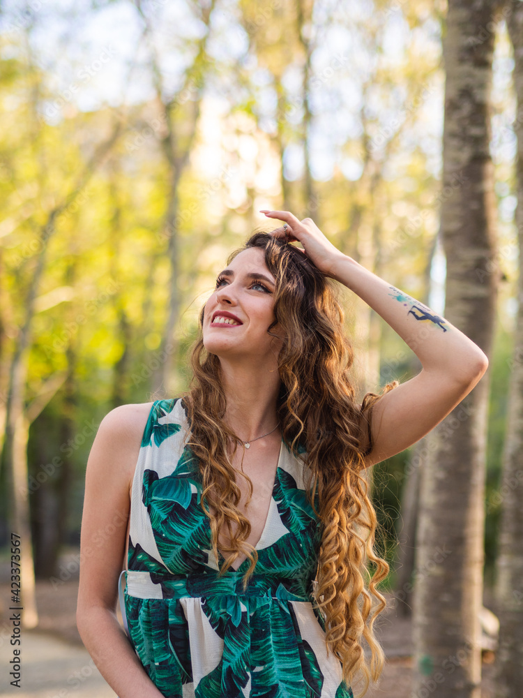 Mujer joven disfrutando de la naturaleza